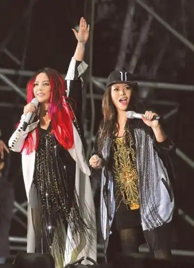 张惠春上周在姐姐张惠妹台湾高雄演唱会上