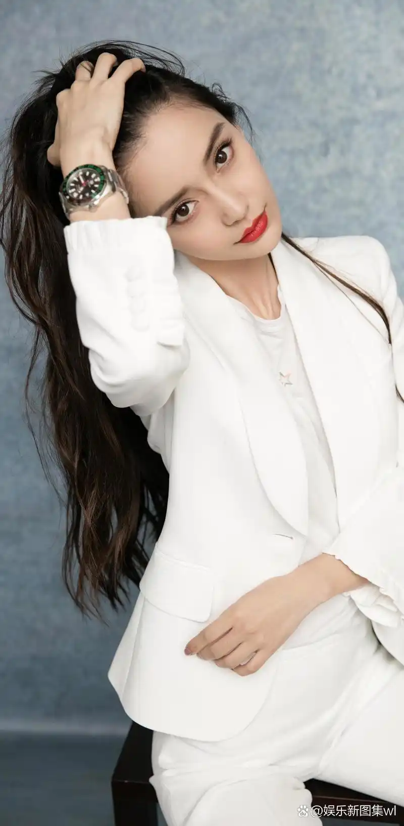 baby红唇配白西装出镜气场满分 自信干练纤腰长腿吸睛#angelababy