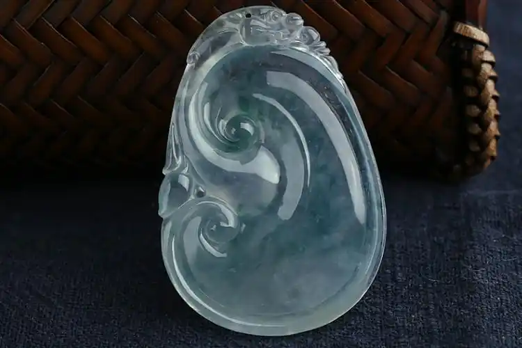 翡翠如意挂件:冰糯种飘翠翡翠如意吊坠,质地温润细腻,底子匀净,色泽