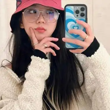 拿苹果13手机挡脸的女生头像 自然对镜自拍挡脸ins质感女头图片