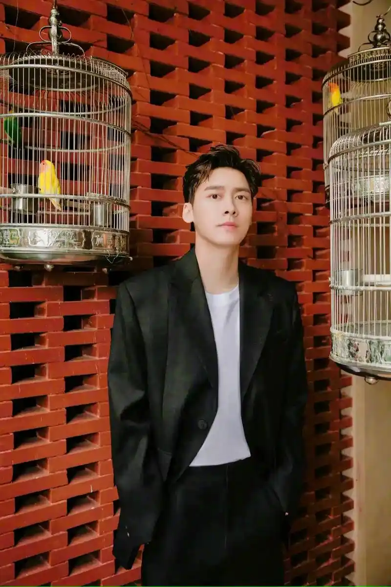 李易峰 星座:金牛座  身高:181cm  体重:66kg  - 抖音