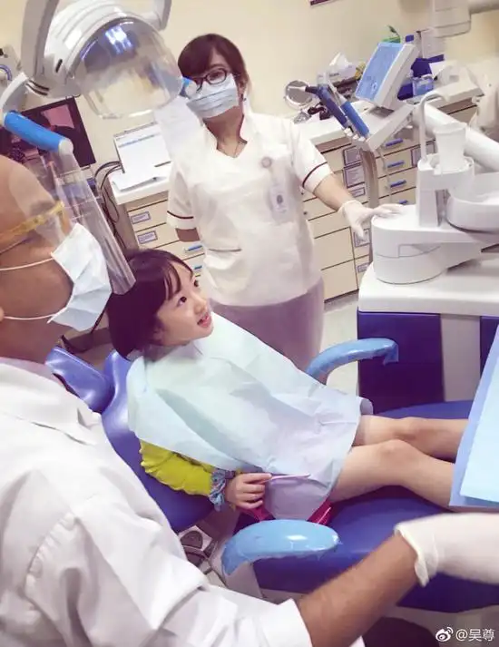 吴尊带neinei去看牙 小姑娘开心极了