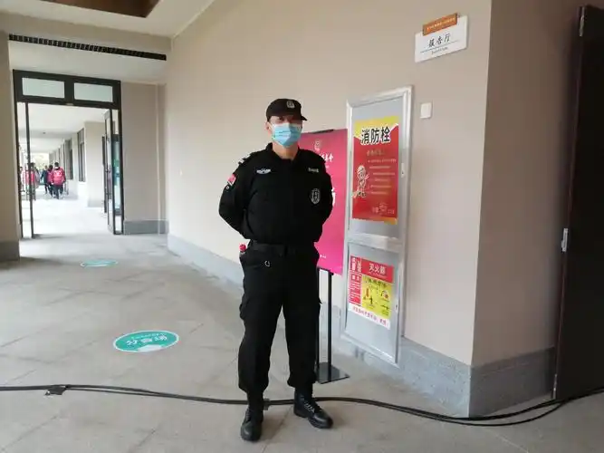 进会场处警察站岗