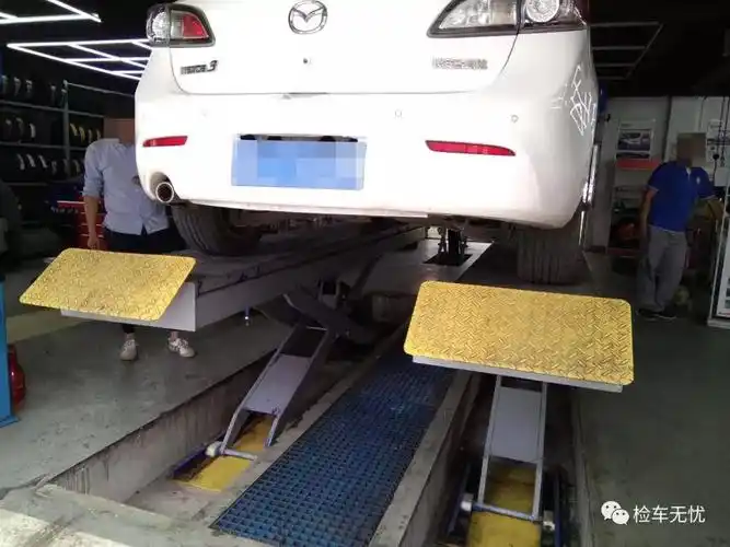 在车辆上部出现的问题客户都能接受后,我们就把车辆开上了举升机检测