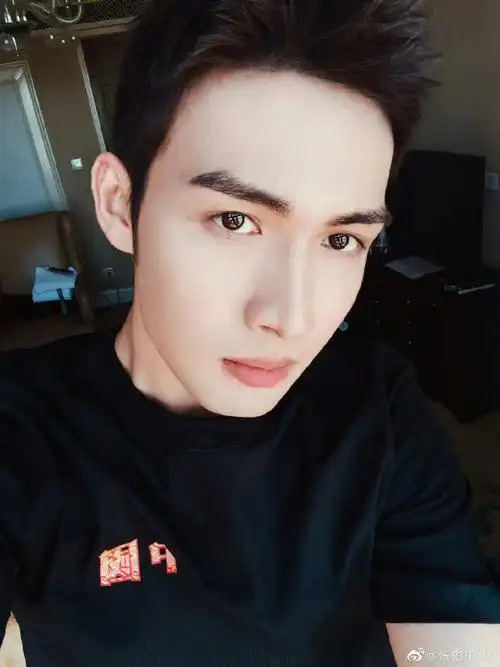 张彬彬发文感谢粉丝陪伴##张彬彬发文感谢粉丝#张彬彬出道九周年快乐