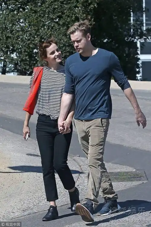 艾玛-沃特森当街豪放脱衣 新男友防走光贴心扯衣角