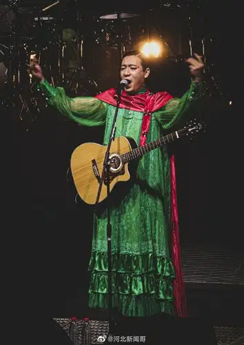 "美妆博主"梁龙上线了!不愧是二手玫瑰主唱