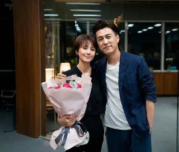 结了婚就要对妻子负责到底,他却被六旬阿姨疯狂追爱 靳东和妻子