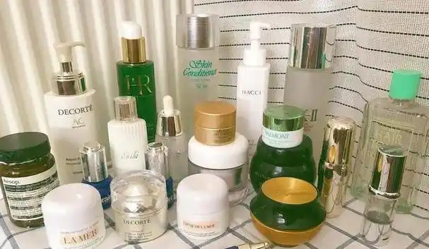 很多女生在入手第一款护肤品时,会优先考虑大牌产品.