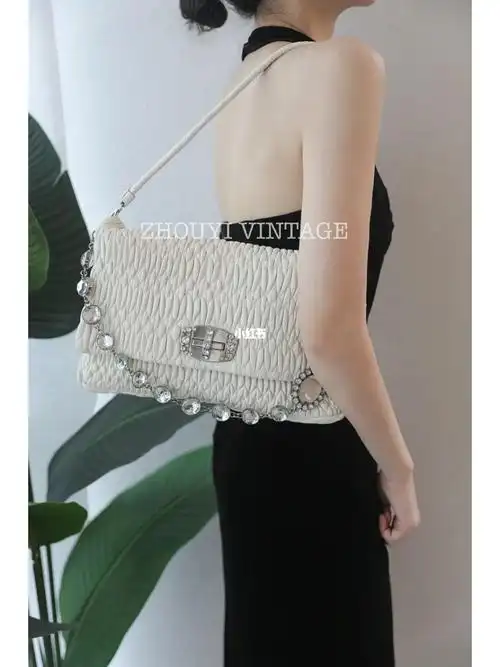 背上街都在回头miumiu钻石链条包