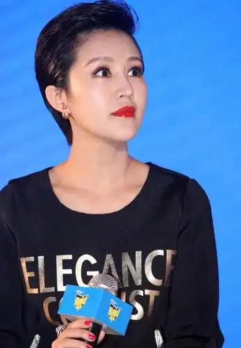 鲍蕾的西瓜红美甲要火了,时尚又精致,配上黑裙女神范十足