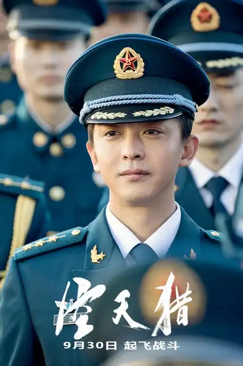 穿上军装的那一刻,我们的眼中是坚定和希望.