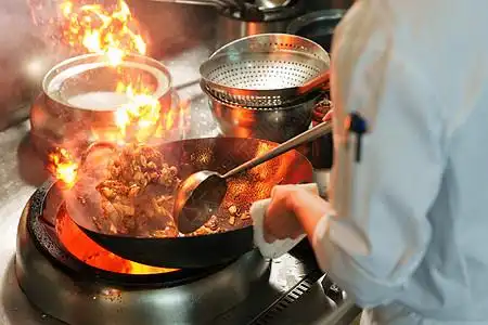 餐厅后厨大厨炒菜颠勺背景图片