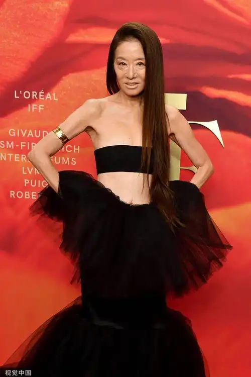 王薇薇穿抹胸黑纱裙秀纤细身材 优雅端庄气质绝佳|时尚_网易订阅