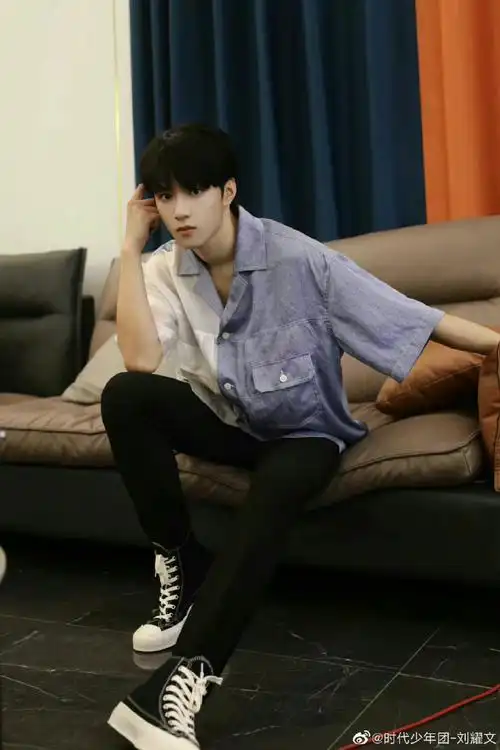 刘耀文白紫拼接衬衫造型