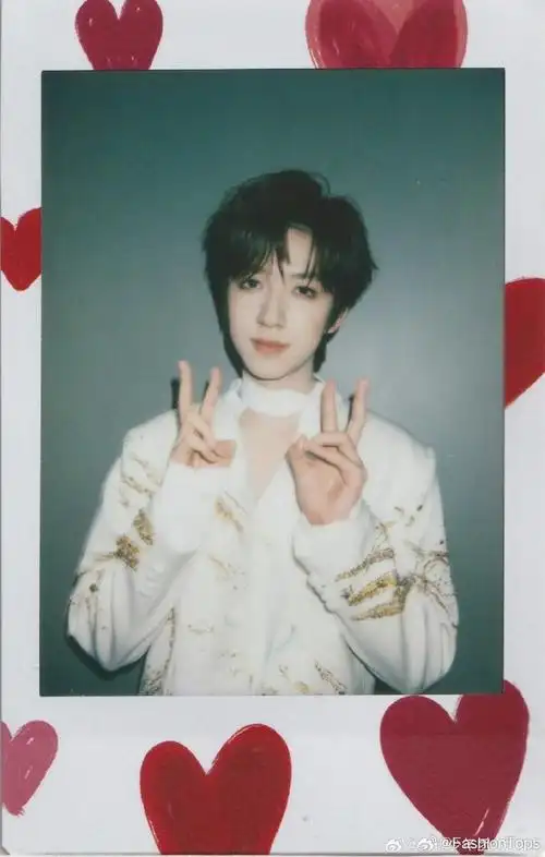 贺峻霖晒演唱会拍立得照##贺峻霖发了演唱会拍立得照