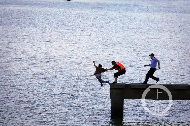 定格警察江边救人瞬间这一伸手就是生与死的距离