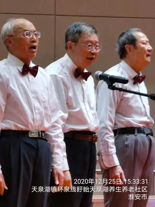 男生小合唱:《红军不怕远征难》等