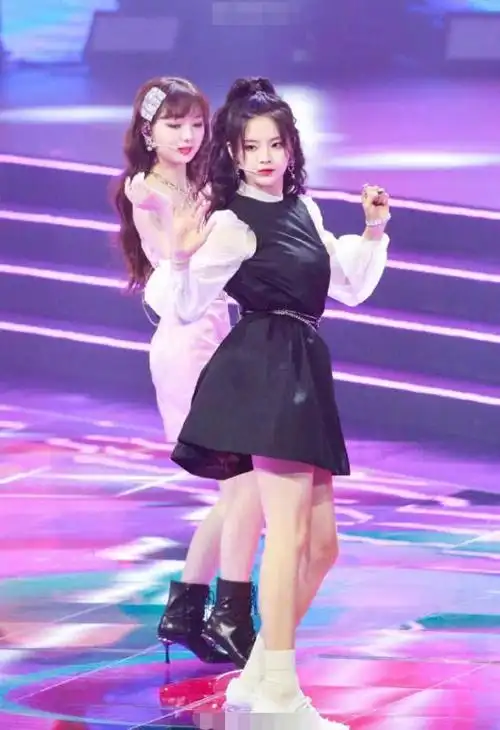 杨超越跳舞险摔倒,粉丝不提业务能力让水晶鞋背锅,厂商发表声明