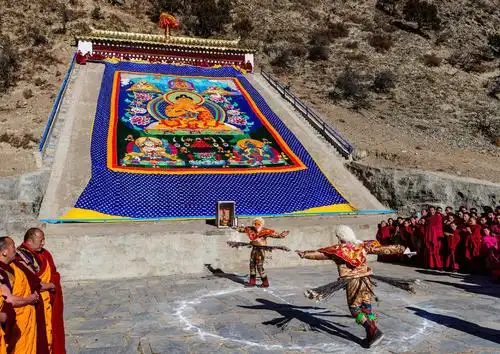 精彩纷呈的一天甘南贡贡巴寺毛兰姆法会和车巴沟赛马人山人海