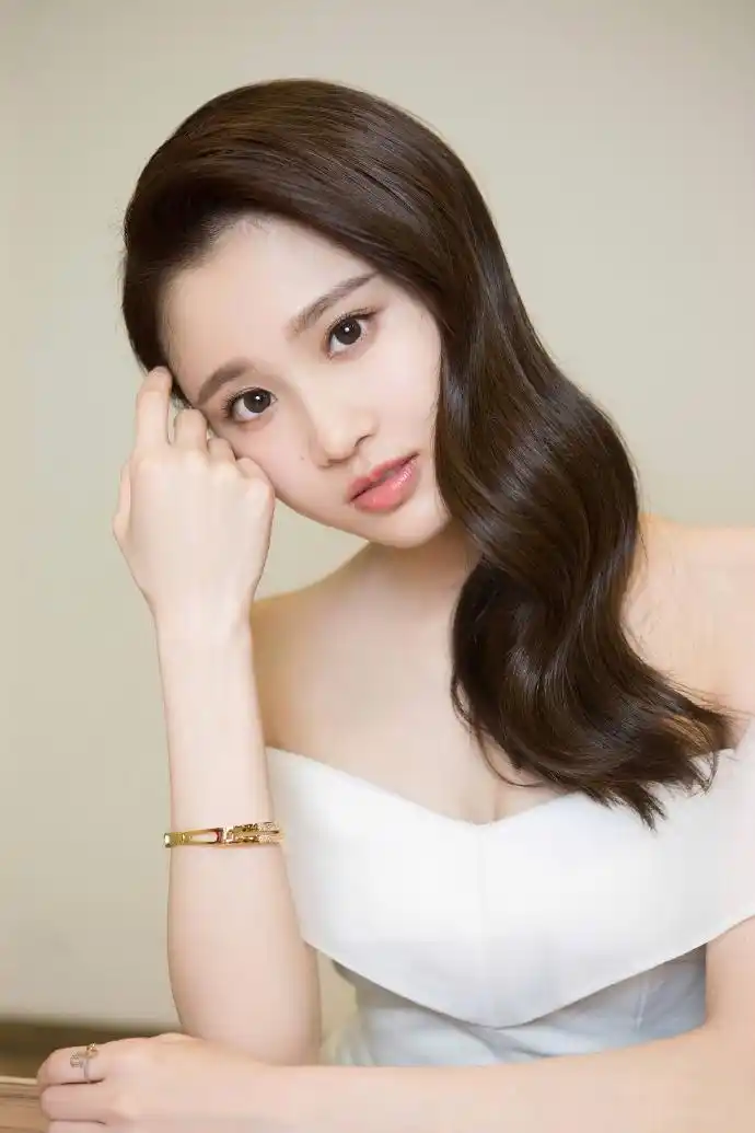 p>张慧雯,1993年9月13日出生于江西省鹰潭市,中国内地影视女演员