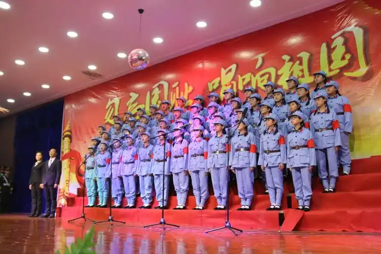 勿忘国耻,唱响祖国 ——英杰中学八年级爱国歌曲大合唱风采展示