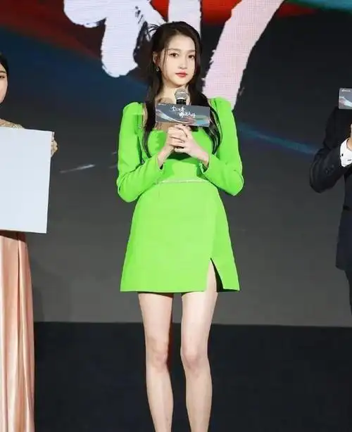 关晓彤的衣着搭配,确实让高饱和度的裙装焕发出她的魅力.