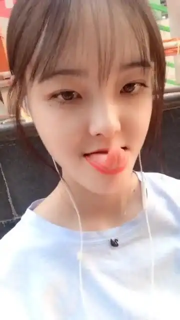 最近这个小姐姐火了,舌头竟然这么长,接受任何挑战!