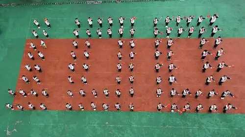 在国歌声中,由该校100名各班优秀学生代表组成"100字"队形,以表达对