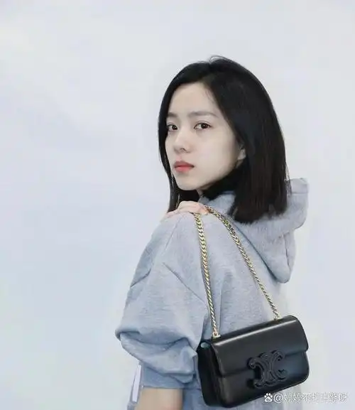 最后说说向涵之她2002年出生于美国,同样非科班出身和李庚希一样,签约