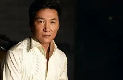 电视剧《插翅难逃》的男主角是赵燕国彰,饰演张世豪.