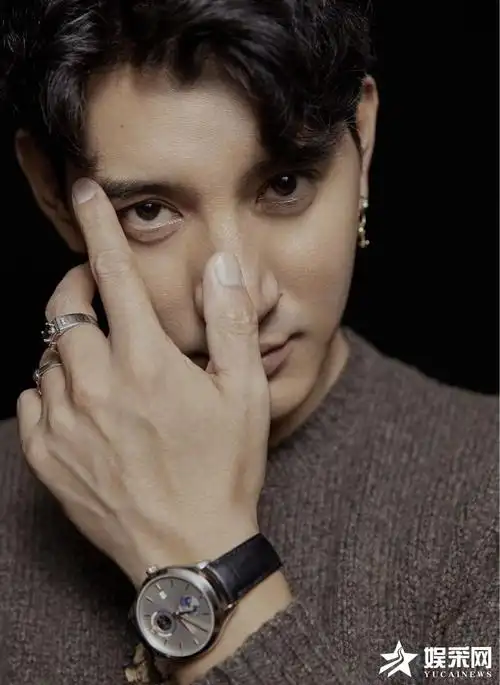 蒲巴甲新写真,英气十足散发着绅士优雅的魅力