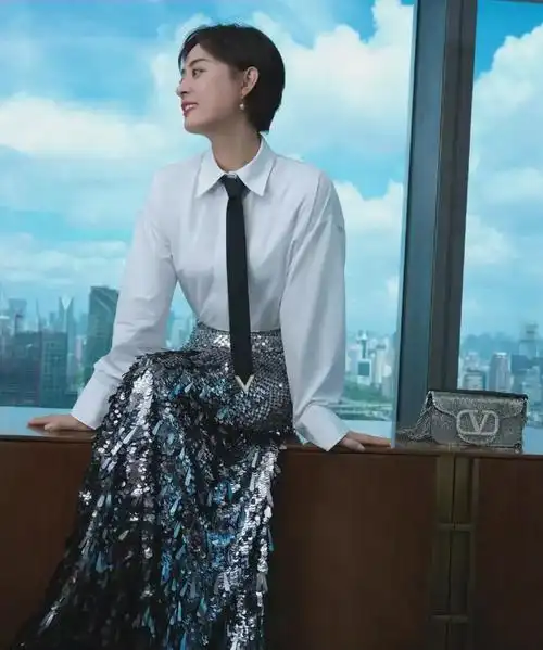 孙俪出席活动因一袭奇特的搭配引发热议