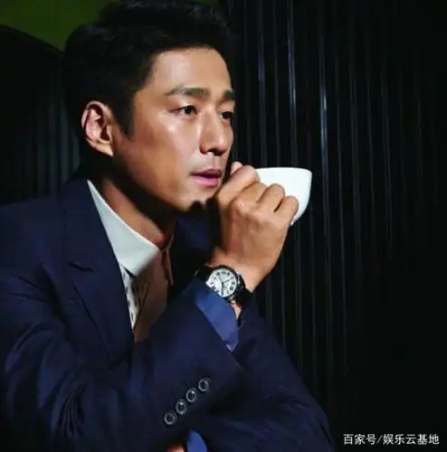 韩国男演员池珍熙:拥有十分帅气的面孔,穿着干净利落十分飒爽!