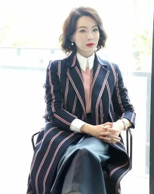 当然,在不同的场合,发型的变化也会使个人的气质变得不同,陈数在一次