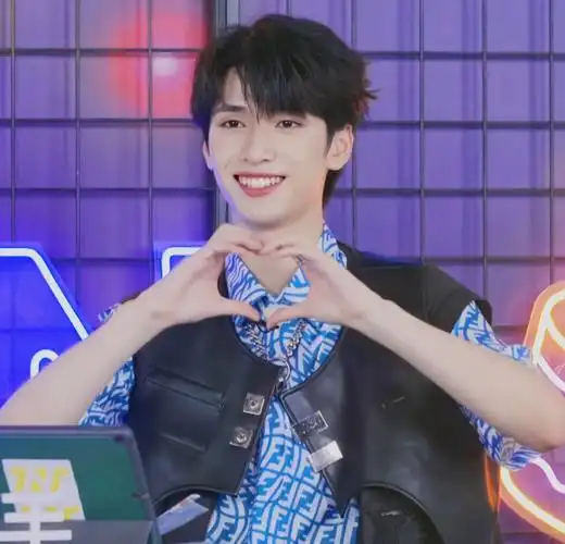 重庆,重是重逢,庆是庆幸,重逢即是庆幸,我庆幸能在重庆与严浩翔重逢.