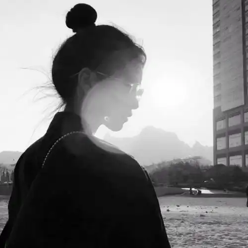 洝大人 黑白侧脸女头