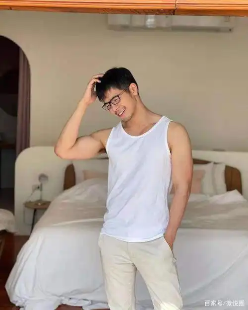 "胡子拉碴"的男生好阳刚,壮实的肌肉身材,尽显爆棚的男友力