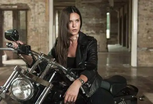 美剧《黑吃黑》中的印第安美女诺拉:称得上"魔鬼身材,天使容颜"