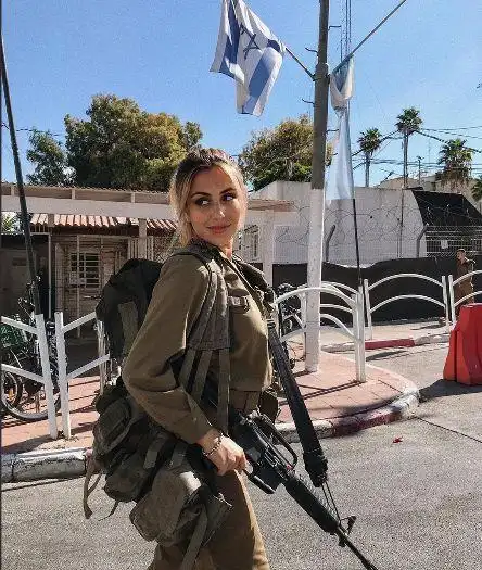 现场照片流出以色列女警惹不得面容姣好出手却非常狠