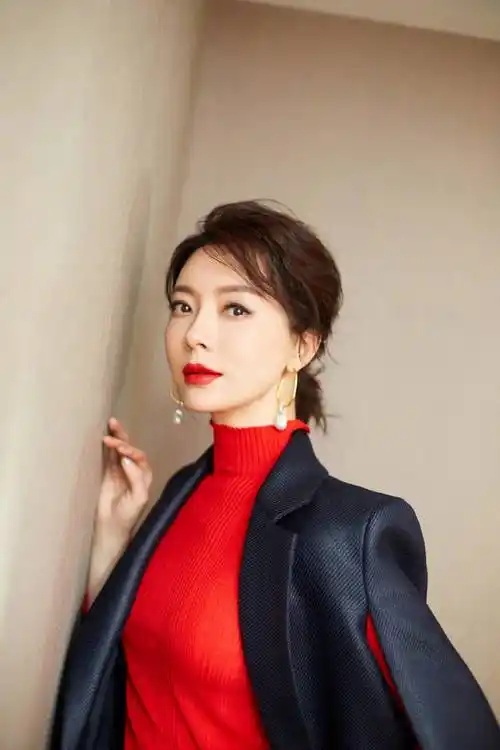 陈数剪对了发型,一身西服穿搭气场开挂