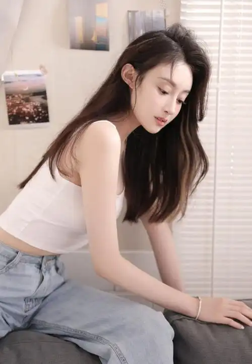 牛仔裤美少女吊带香肩清纯可人室内美女写真图片