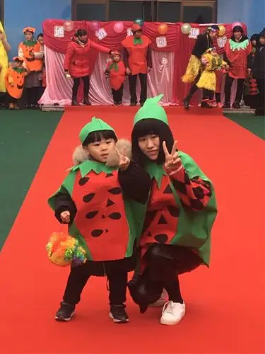 小班年段迎新年亲子走秀