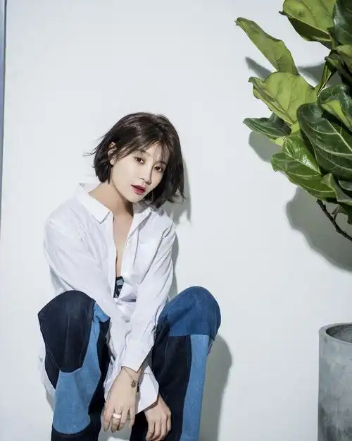 唐菀最新时尚大片曝光小露香肩秀优雅气质