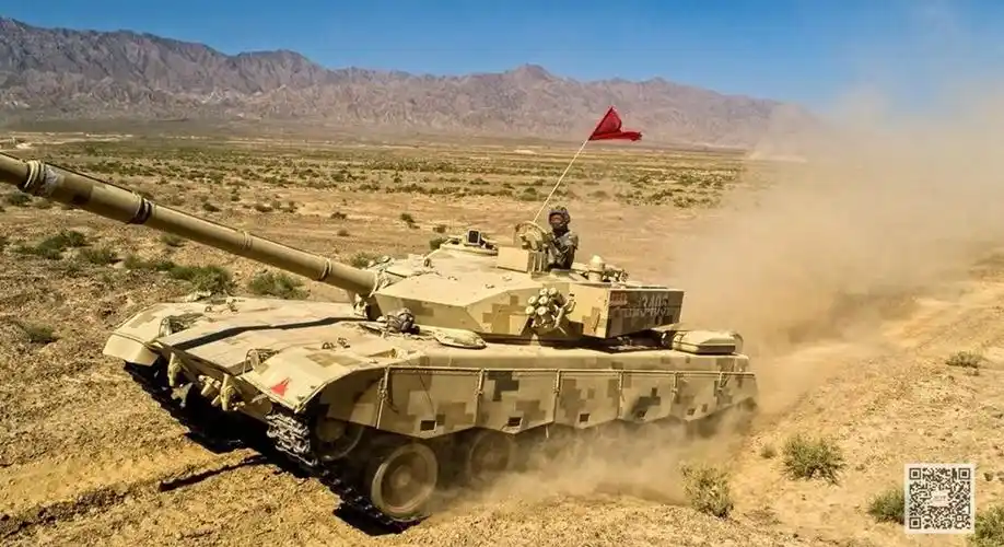 【强军映像】沙尘滚滚!装甲兵训练高清大图来袭