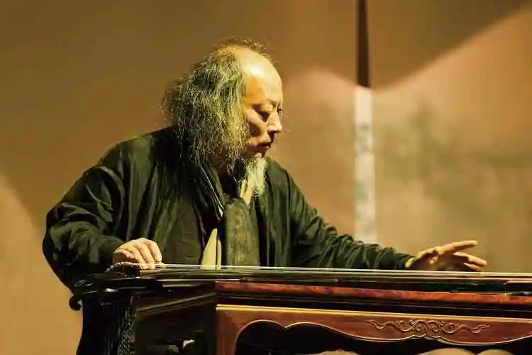 王鹏身心付古琴