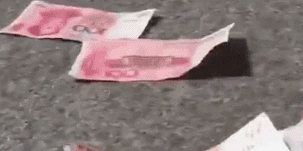 福建街头突降10万"钱雨" 路人疯抢场面一度失控