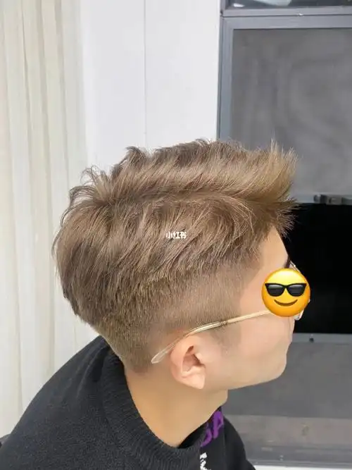 白发色～亚麻奶茶棕～非常显白的亚麻奶茶棕色,黄皮男生也能轻松驾驭!