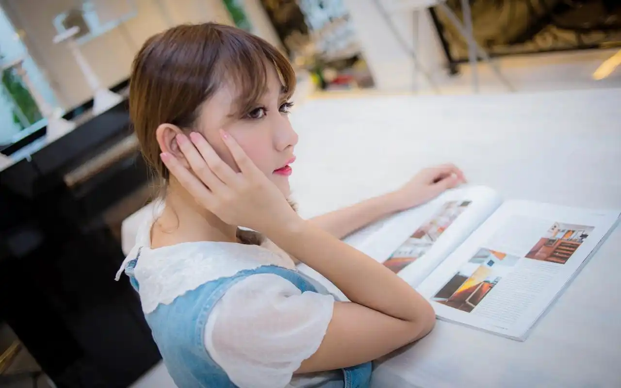 美丽恬静女生生活照桌面壁纸