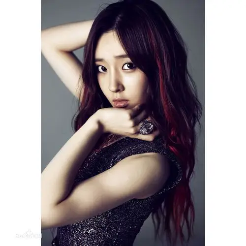 tara 组合,图片中的是谁?